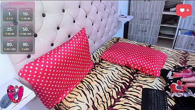 Krystal Cruz online show from January 4, 12:16 pm