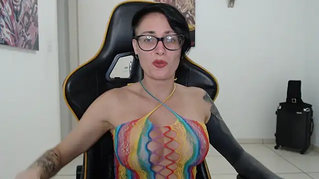 CrisBathoryxxx online show from December 8, 3:10 am