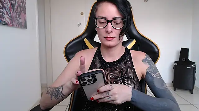 CrisBathoryxxx online show from December 11, 9:01 pm