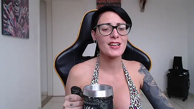 CrisBathoryxxx online show from December 21, 2:26 pm