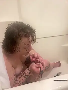 tatted-bitty online show from November 5, 8:14 am