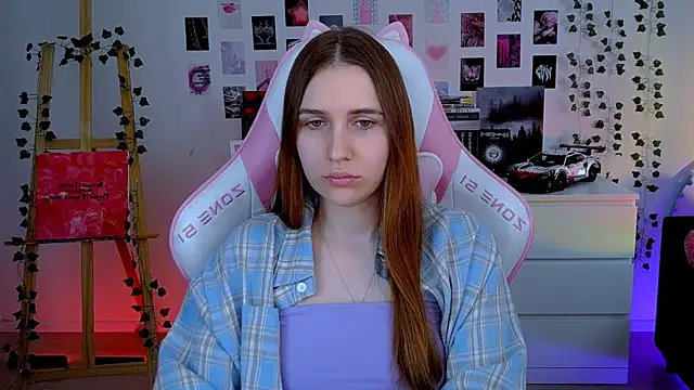 Snapshot of AliceCharmy chatting on October 13, 6:24 am AliceCharmy online show from October 13, 6:24 am