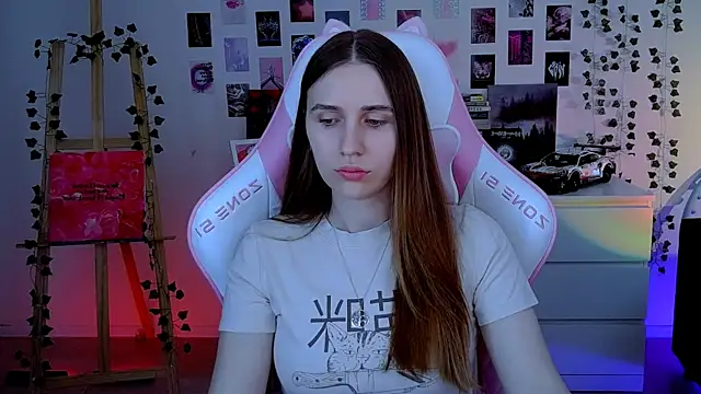 Snapshot of AliceCharmy chatting on October 19, 6:25 am AliceCharmy online show from October 19, 6:25 am