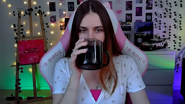 Snapshot of AliceCharmy chatting on October 26, 5:35 am AliceCharmy online show from October 26, 5:35 am