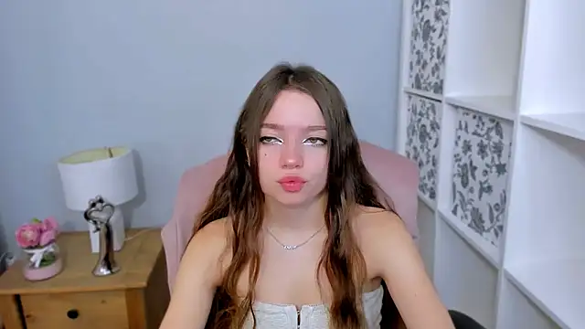 GraceLips online show from October 17, 5:43 am