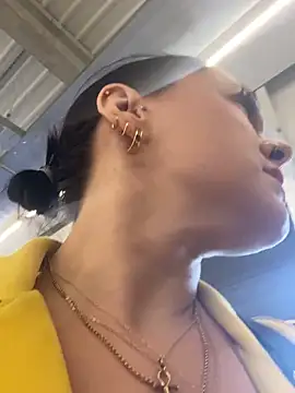 Luccreccia  online show from November 18, 3:05 pm