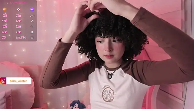 Snapshot of Alice_winter_ chatting on April 6, 6:09 pm Alice winter online show from April 6, 6:09 pm
