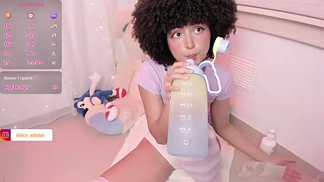 Snapshot of Alice_winter_ chatting on June 25, 5:12 am Alice winter online show from June 25, 5:12 am