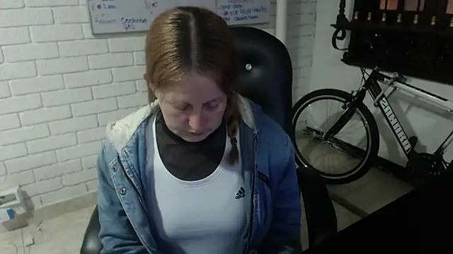 Snapshot of ViioletaMora chatting on February 23, 12:51 am ViioletaMora online show from February 23, 12:51 am
