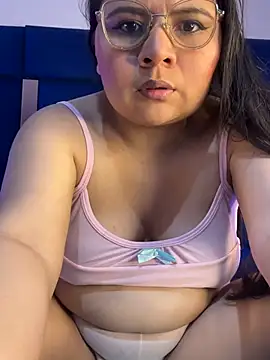Snapshot of alice_love052 chatting on April 17, 4:15 am alice love052 online show from April 17, 4:15 am