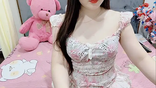 Snapshot of Funikio chatting on April 3, 1:31 pm Funikio online show from April 3, 1:31 pm