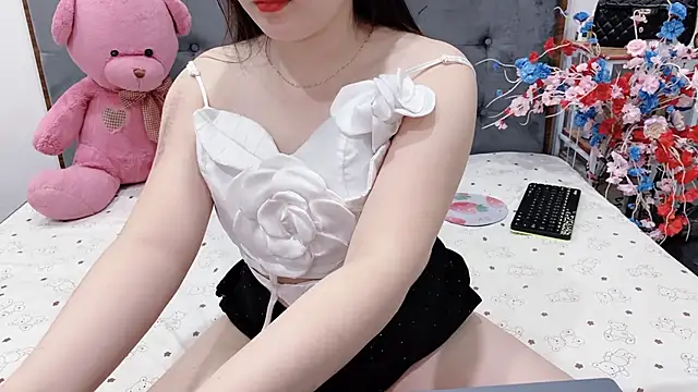 Snapshot of Funikio chatting on June 12, 1:43 pm Funikio online show from June 12, 1:43 pm