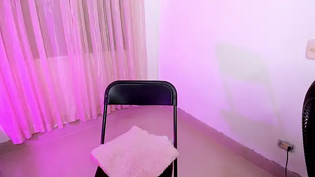 Snapshot of vale_kross chatting on October 25, 3:07 pm vale kross online show from October 25, 3:07 pm