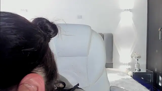 Snapshot of AnnyThompson_ chatting on February 12, 10:05 pm AnnyThompson online show from February 12, 10:05 pm