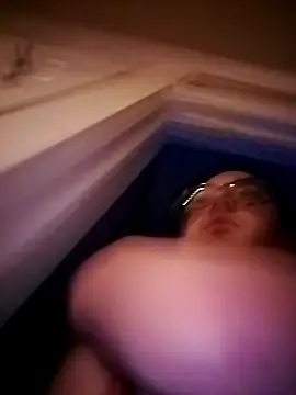 Snapshot of 420getsmehorny chatting on December 4, 6:55 am 420getsmehorny online show from December 4, 6:55 am