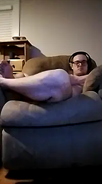 Snapshot of 420getsmehorny chatting on December 4, 10:02 am 420getsmehorny online show from December 4, 10:02 am