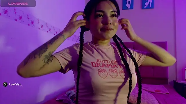 Snapshot of lauvelez__ chatting on March 28, 1:22 pm lauvelez online show from March 28, 1:22 pm