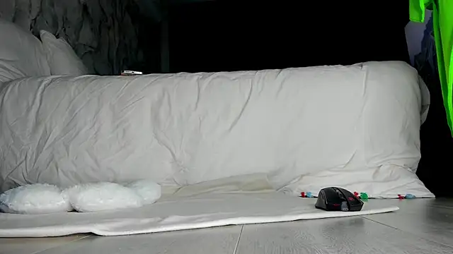 HunnyWifey online show from June 22, 7:00 pm