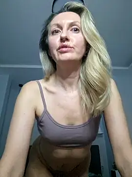 Miss    Mia  online show from March 5, 5:50 pm