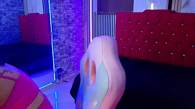 miahernadez303av online show from February 3, 6:40 am