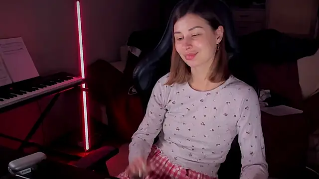 CallMeKira online show from January 8, 3:39 pm