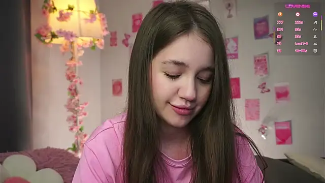 Snapshot of AmiLewis chatting on February 14, 1:02 am AmiLewis online show from February 14, 1:02 am