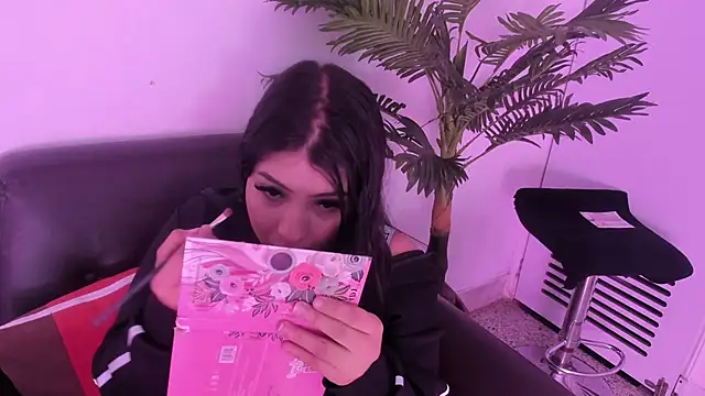 Miia Thompsonn online show from March 19, 3:20 am