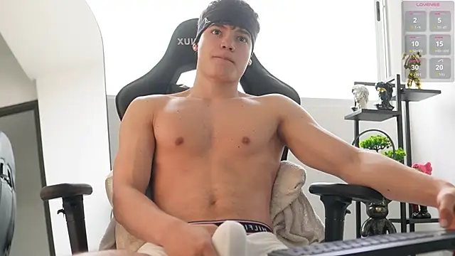 Snapshot of Max_cortes1 chatting on October 22, 3:45 pm Max cortes1 online show from October 22, 3:45 pm