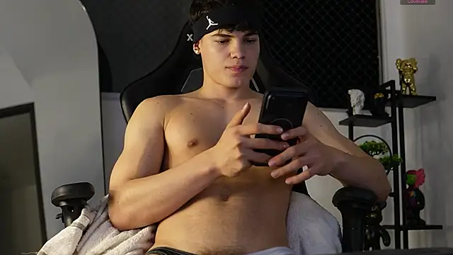 Snapshot of Max_cortes1 chatting on October 27, 12:47 am Max cortes1 online show from October 27, 12:47 am