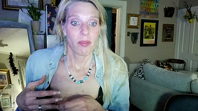 Glamazonx online show from May 4, 1:45 am