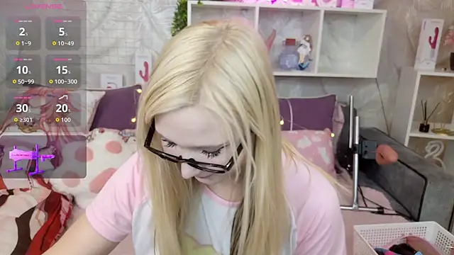 Snapshot of MeowkaKitty chatting on October 18, 1:30 am MeowkaKitty online show from October 18, 1:30 am