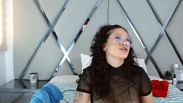 Snapshot of paula_daniela1 chatting on February 18, 12:56 pm paula daniela1 online show from February 18, 12:56 pm