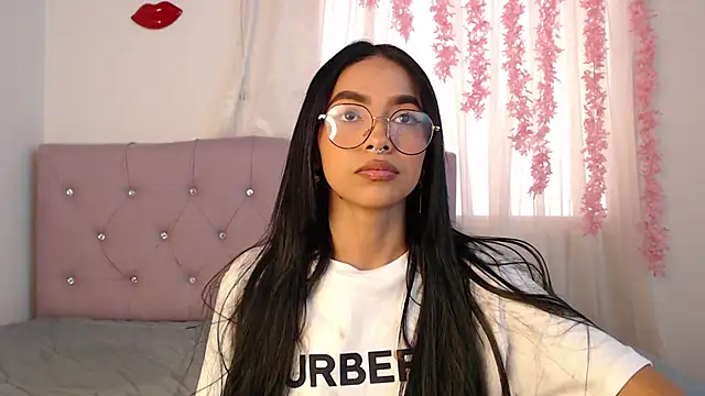 Snapshot of Alleanys_Cristal chatting on January 27, 8:28 pm Alleanys Cristal online show from January 27, 8:28 pm