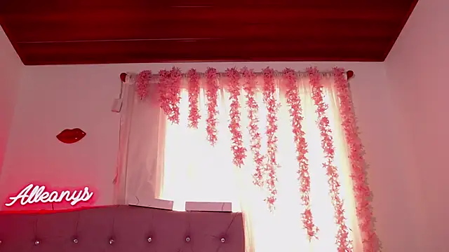 Snapshot of Alleanys_Cristal chatting on September 24, 2:31 pm Alleanys Cristal online show from September 24, 2:31 pm