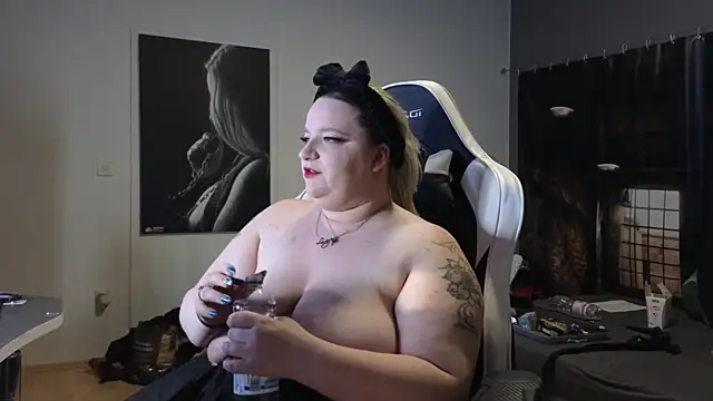 Curvy Lucy online show from December 1, 4:29 pm
