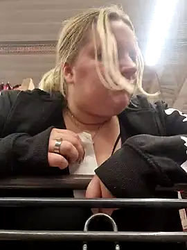 Curvy Lucy online show from December 6, 1:11 pm
