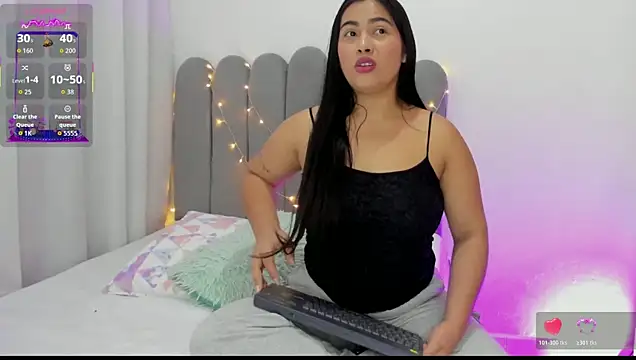 Snapshot of andrea_osorio_ chatting on October 22, 1:33 pm andrea osorio  online show from October 22, 1:33 pm