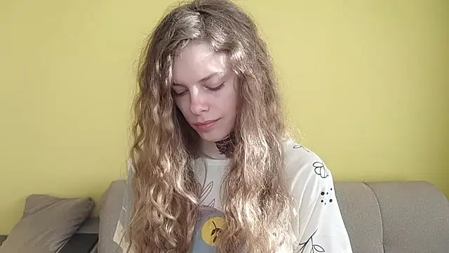 RayaNenlia online show from March 23, 5:11 am