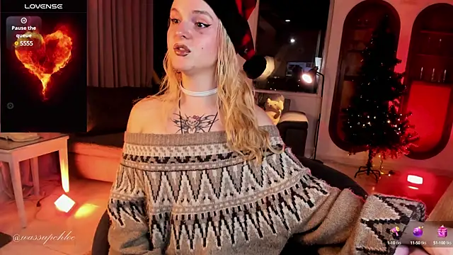 Snapshot of misschloe__ chatting on December 12, 11:14 pm misschloe online show from December 12, 11:14 pm
