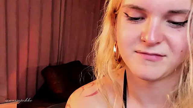 Snapshot of misschloe__ chatting on December 18, 3:04 am misschloe online show from December 18, 3:04 am
