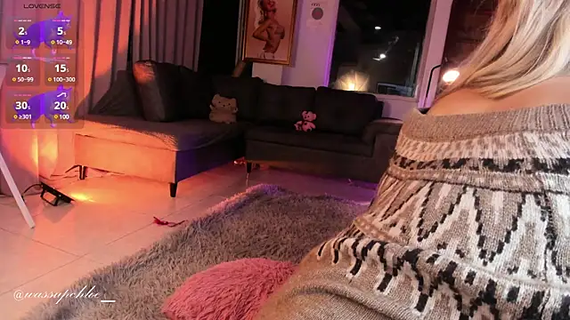 Snapshot of misschloe__ chatting on March 4, 11:32 pm misschloe online show from March 4, 11:32 pm
