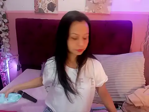 Snapshot of candysmitxxx chatting on April 20, 2:25 am candysmitxxx online show from April 20, 2:25 am