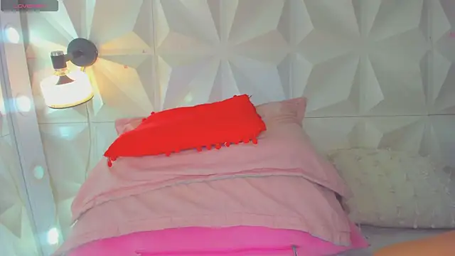 Snapshot of cute_latinaxxx chatting on June 28, 4:18 am cute latinaxxx online show from June 28, 4:18 am