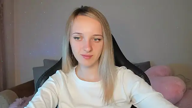 Snapshot of RouseReed chatting on October 4, 6:22 am RouseReed online show from October 4, 6:22 am