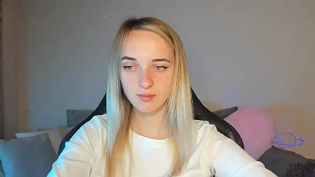 Snapshot of RouseReed chatting on October 6, 6:33 am RouseReed online show from October 6, 6:33 am