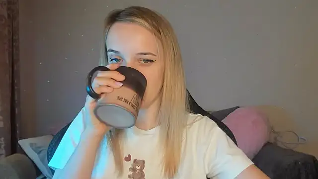 Snapshot of RouseReed chatting on October 12, 6:23 am RouseReed online show from October 12, 6:23 am