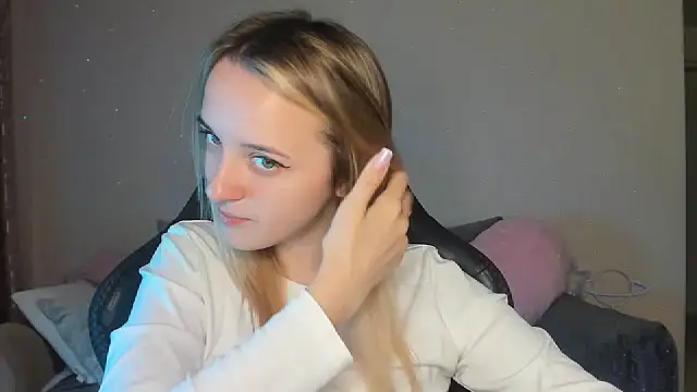 Snapshot of RouseReed chatting on October 13, 6:24 am RouseReed online show from October 13, 6:24 am