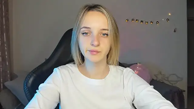 Snapshot of RouseReed chatting on October 25, 6:21 am RouseReed online show from October 25, 6:21 am