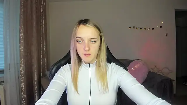 Snapshot of RouseReed chatting on October 27, 12:42 pm RouseReed online show from October 27, 12:42 pm