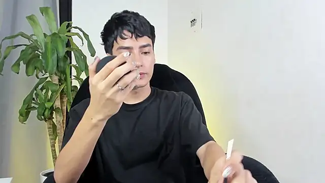 Snapshot of sebas_rose chatting on December 19, 1:07 pm sebas rose online show from December 19, 1:07 pm